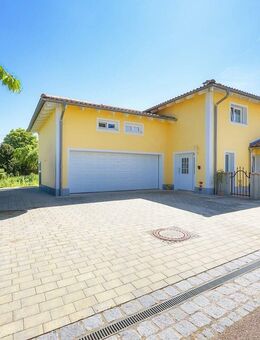 Modernes Einfamilienhaus mit großem Grundstück, Pool und Doppelgarage - Wenzenbach