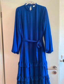 Blaues Kleid mit Volants - Bullay