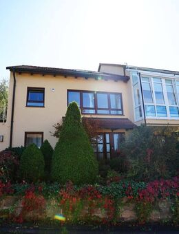 Großes Einfamilienhaus mit Wintergarten, Aufzug, 2 Garagen und Stellplatz - Veitshöchheim