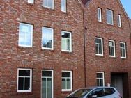 Exklusive 2-Zi, Bad - Wohnung mit Einbauküche, Balkon, Fahrstuhl und Garage - Emden