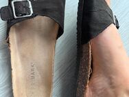 Verschiedene getragene Schuhe - Frankfurt (Main) Innenstadt