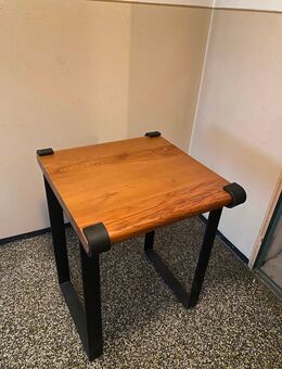 Massiver Holztisch mit schwarzen Stahlfüßen (2x) - Hamburg