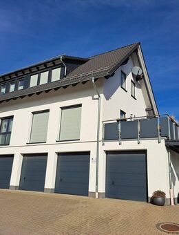 Lichtdurchflutet, hoher Komfort - neuwertige Doppelhaushälfte mit 3 Garagen und 1 Carport in Bad Berleburg-Raumland - Bad Berleburg