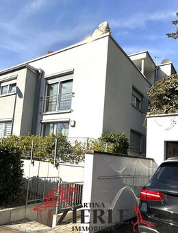 Gelegenheit! Neuwertige 3,5-Zi. Whg mit schöner EBK, großem Balkon, TG-Platz und Aufzug! - Esslingen (Neckar)