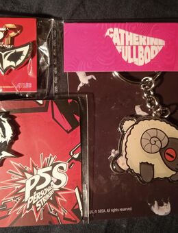 3 seltene Atlus Promos - 2 Persona 5 Pins plus 1 Catherine Schlüsselanhänger (neu) - Trier