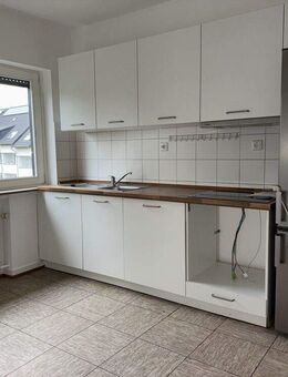 Konz, helle 3-Zimmer-Dachgeschosswohnung mit Einbauküche, Balkon und Garage - Konz