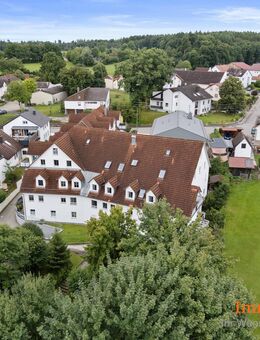 IMMOSPACE *** MODERNE MAISONETTEWOHNUNG MIT BALKON, DACHSTUDIO UND TG-STELLPLATZ *** - Adelsried
