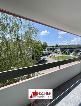 Gut geschnittene 2,5-Zimmer-Wohnung mit Aufzug, Balkon und Stellplatz in zentraler Lage... - Vaihingen (Enz)