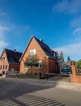 Charmantes Einfamilienhaus mit großem Garten und solider Mieteinnahme in Lauenburg - Lauenburg (Elbe)