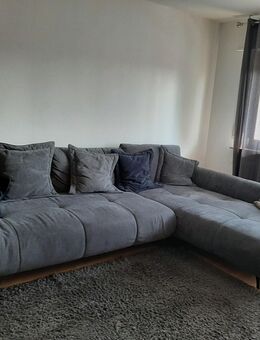 Gemütliche Wohnzimmercouch mit Federkern im Sitz - Limburgerhof
