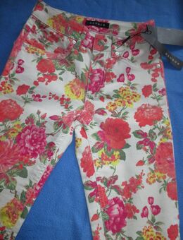 NEU mit allen ETIKETTEN * Rosen * Blüten * Flower- Power * Romantik * Röhren * Skinny * Jegging * Jeans * Hose "Rosner" Gr. 34/ XS * bunt * - Riedlingen