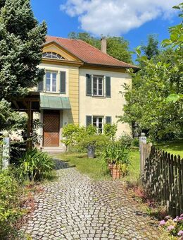 Imposantes Herrenhaus (ehemaliges Pfarrhaus) in parkähnlichem Garten - Scheinfeld
