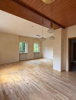 großzügige Eigentumswohnung (WFL ca. 163 m²) - sanierungsbedürftig - im EG einer Stadtvilla - zentrale Lage - mit schöner Terrasse - großer Gartenant - Hof