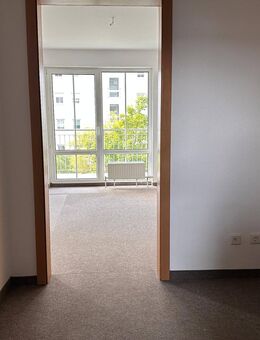 Wir verlegen Ihren Wunschbodenbelag + Aufzug + Balkon + grüner Innenhof - Chemnitz