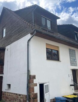 Zweifamilienhaus mit sieben Garagen am Ortsrand von Knüllwald-Rengshausen - Knüllwald