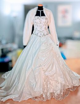 Neues Brautkleid / Hochzeitskleid mit Schleppe - Rastatt
