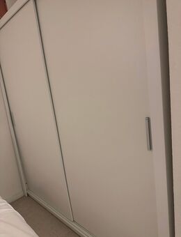 roßer Kleiderschrank mit Schiebetüren – viel Stauraum - Hamburg Harburg