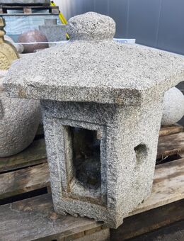 stark reduziert Granit-Stein Figur/Skulptur – Okidoro (Laterne) - Filderstadt Zentrum