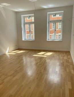 ATTRAKTIVE WOHNUNG mit PARKETT, FUßBODENHEIZUNG, BALKON, GÄSTE WC SOWIE MODERNEM BAD!!! - Chemnitz