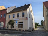 Großes Wohnhaus mit Gewerbe im EG am Markt in Schweinitz, teilsan./-mod., prov.-frei - Jessen (Elster)