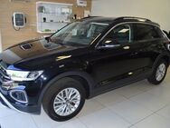 VW T-Roc, 1.0 TSI Life, Jahr 2023 - Frankfurt (Main)