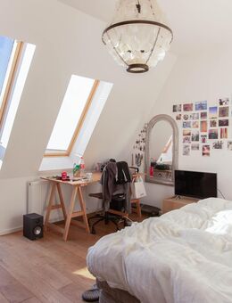 Mitten im Kiez - Geräumige Dachgeschosswohnung mit Sonnenbalkon, großem Bad & Einbauküche - Berlin