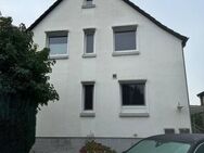 Gute Kapitalanlage o./und das 1-FH selbst bewohnen! Eine DHH m. 2 Wohnungen u. ein freistehendes 1-FH m. 2 Eingängen, Carport, Einstellpl. u. Garten - Braunschweig