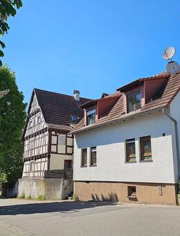 Ein Ensemble aus zwei Häusern, historisches Fachwerk und modernes EFH mit Doppelgarage im Ortskern von Ötisheim - Ötisheim