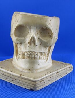 Alte  Totenkopf  Figur - Wuppertal