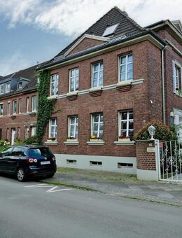 Investition mit Zukunft - Zweifamilienhaus mit bestehendem Wohnrecht in begehrter Lage von Krefeld! - Krefeld