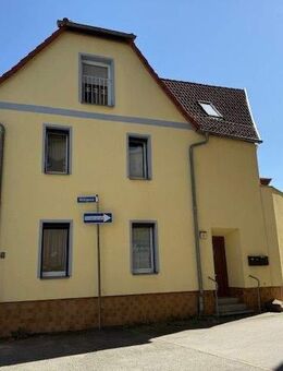 Charmantes Zweifamilienhaus mit Dachterrasse und vermieteter Einliegerwohnung in Gößnitz - Gößnitz