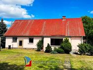 EFH mit viel Grundstück, Wfl. ca. 123 m², Ländli. Lage, Einb.-Küche, Kaminofen, viel Ausb.-Res., ges. Nfl. ca. 285 m², Keller, 2 Garagen, Grdstk. ca. - Schmatzin