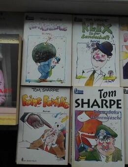 Tom Sharpe 8 Romane Humor Satire Bestseller Bloody Mary  FamilienBande  Feine Familie  Klex in der Landschaft  Schwanenschmaus in Porterhouse Tohuwabohu Mohrenwäsche Trabbel für Henry 7 Bücher zus. 7,- - Flensburg