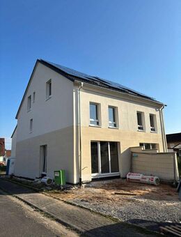 Moderne Neubau Doppelhaushälfte mit Wärmepumpe und PV-Anlage - Erlenbach (Main)