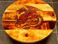 Handgefertigter Massivholz Beistelltisch mit Red Dragon-Design Epoxidharz - Aurich