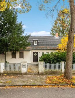 Attraktives Einfamilienhaus auf großem Grundstück in Düsseldorf-Lohausen. - Düsseldorf