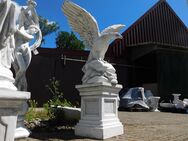 Großer Adler auf Sockel - XXL - massiver Stein - Heek