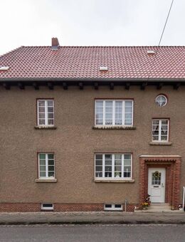 Listenpreis 250.000,00 € - Geräumiges Stadthaus in Malchin - 2 große Wohnungen, gepflegtes Grundstück mit Sitzecke und Garage - Malchin