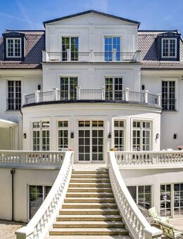 Klassische Eleganz im noblen Herzogpark: Villendomizil über 725 m² mit Lift, Spa/Gym und Tiefgarage - München