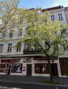 IDYLLISCH IM HINTERHAUS: 2-ZIMMER-ALTBAU MIT WEITBLICK & BALKON IM 4.OG OHNE AUFZUG - PROVISIONSFREI - Berlin