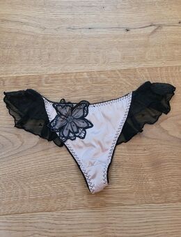 String mit Glanz und Spitze - Meißen