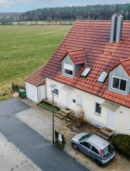 Moderne Doppelhaushälfte mit großem Eckgrundstück und herrlicher Sicht auf die Felder Vilseck´s - Vilseck