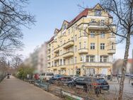 Berlin-Samariterviertel: Vermietete 2-Zimmer-Altbauwohnung mit Balkon, Keller und Aufzug - Berlin