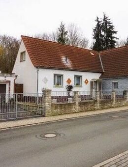 - Freistehendes Einfamilienhaus mit Garage und Nebengebäude im OT Langendorf - - Weißenfels