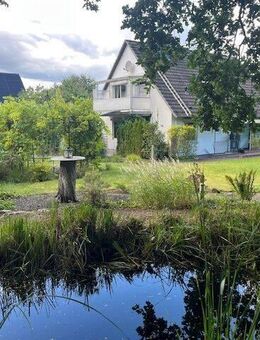 Trittau-Dichterviertel: großzügiges Grundstück mit 2-Familienhaus, Carport, Garage und Teich - Trittau