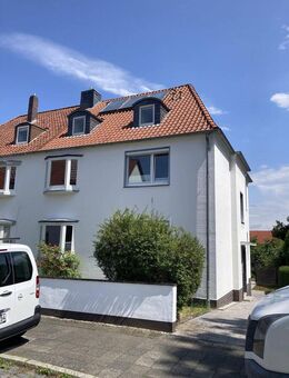 Von privat: Doppelhaushälfte mit 2 Wohnungen, offene Garage und Garten - Hildesheim