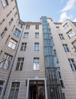 Vermietete Gründerzeit-Dachgeschoss-Wohnung: 3-Zimmer-Investment mit Wannenbad und Ankleide - Berlin