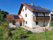 Freie charmante 5-Zimmer-Doppelhaushälfte mit neuer Einbauküche, PV-Anlage, Kamin und Doppelgarage - Simbach
