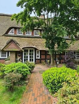 Idyllisch im Grünen gelegen, mit Reetdach: Stilvolle Landhausvilla mit besonderem Flair - Twistringen