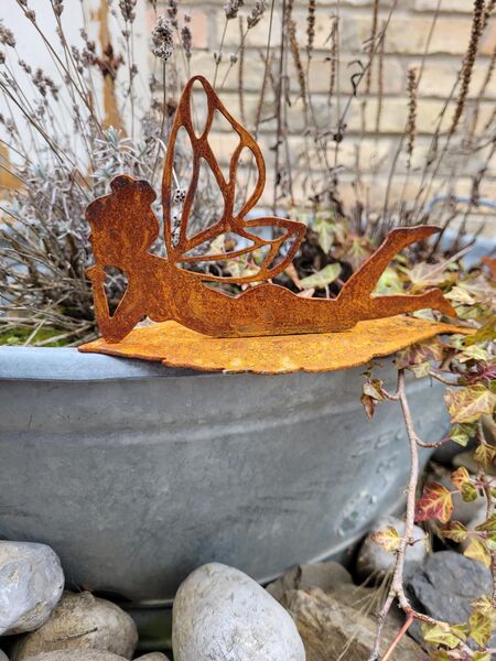 Fee liegend auf Blatt Edelrost Elfe - Kraftisried